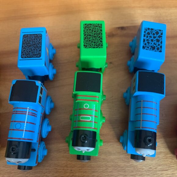 Set of 8 wooden Thomas the Tank Engine trains - Picture 6 of 9